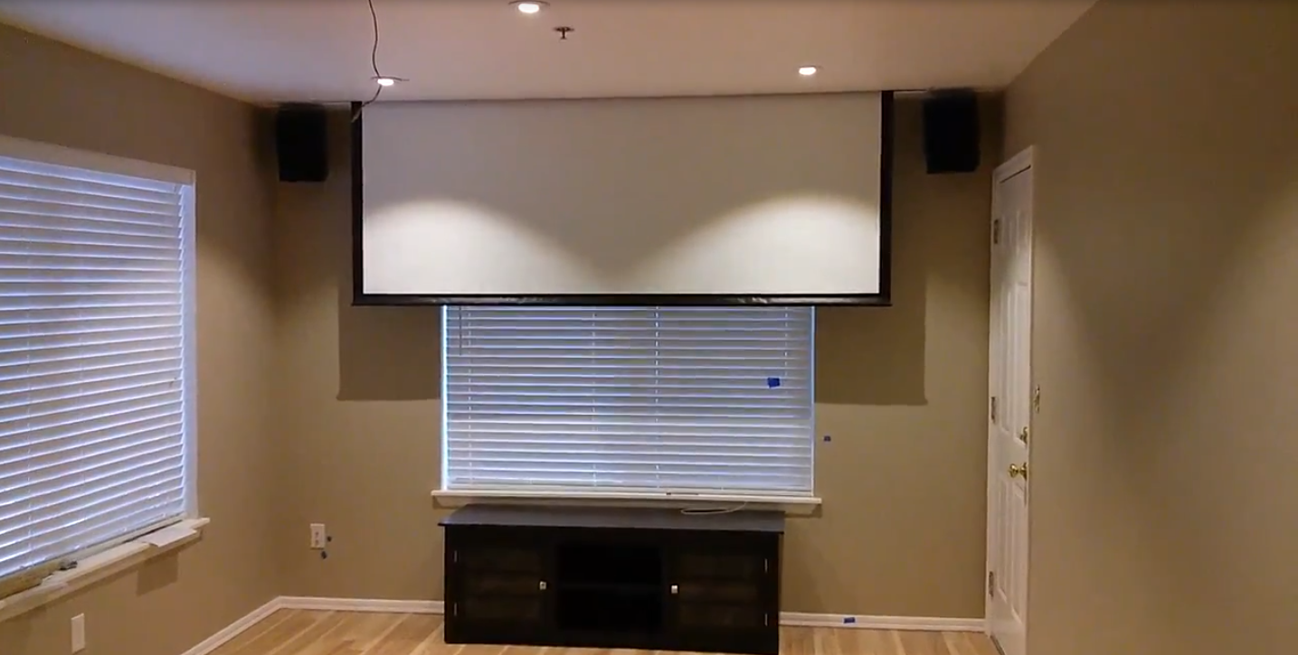 Que se necesita para ocultar un proyector y pantalla de proyección en techo