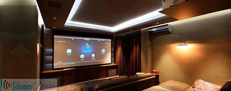 Cine en casa con pantalla para proyeccion