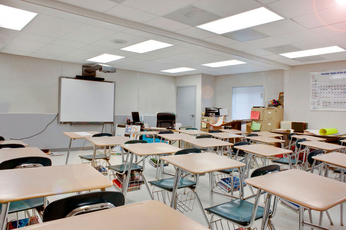 Video proyector instalado en escuela