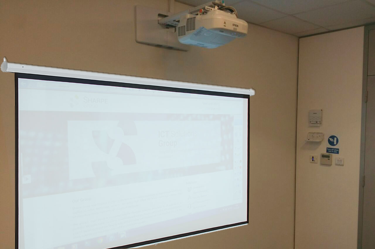 Proyección de video beam de Tiro Corto