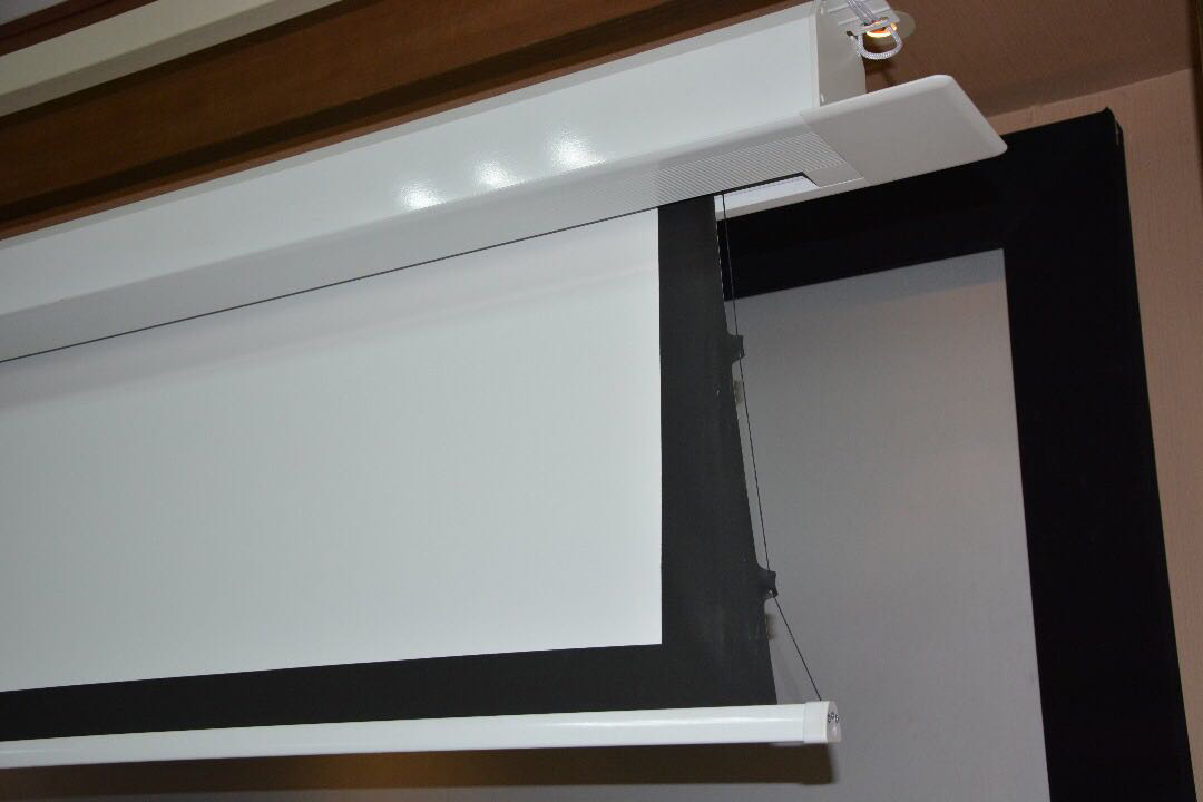 Telón para proyección de video beam, oculto dentro de techo falso drywall