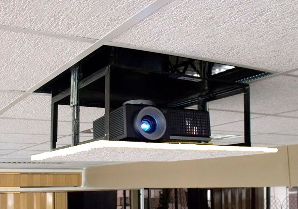 soporte para video beam con sistema electrico que baja 2 metros
