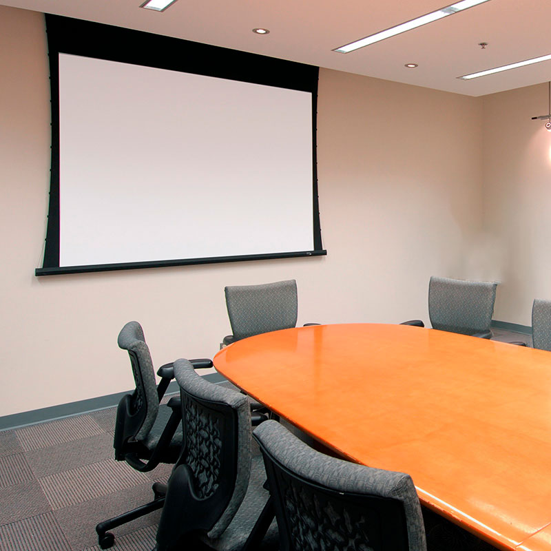 pantalla de proyeccion anlcada al techo de 244 x 244