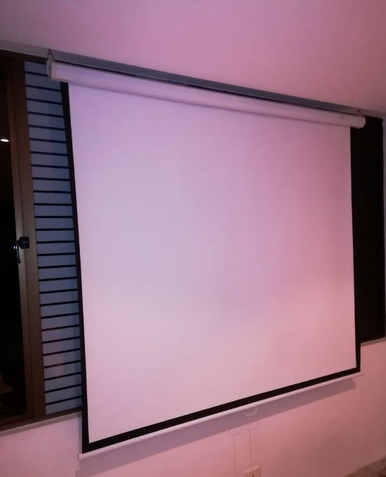 Telón de accionamiento manual para proyeccion con medidas de 165 x 122 cm