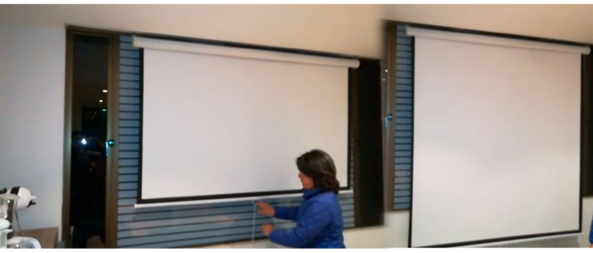 Telón de accionamiento manual para proyeccion con medidas de 180 x 180 cm