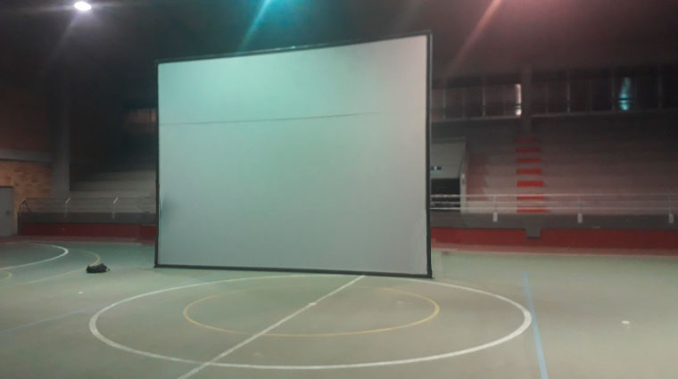 pantalla translucida para proyectar con medidas de 610 x 460 cm