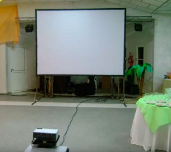 pantalla de proyeccion de estrcutura con medidas de 300 x 234 cm