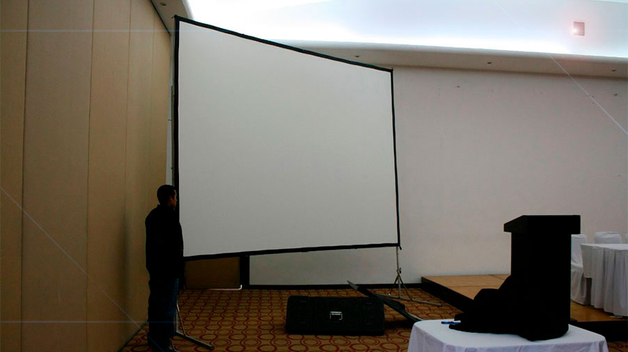telon de proyeccion tipo estructura con medidas de 356 x 267 cm