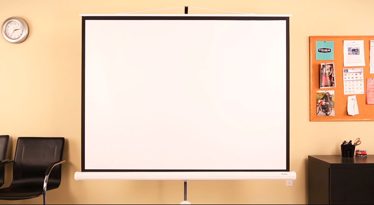 telon con base tripode con medidas de 213 x 213 cm