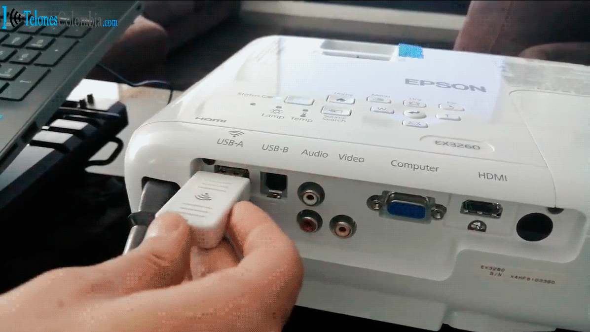 pantalla de celular proyectada en video beam