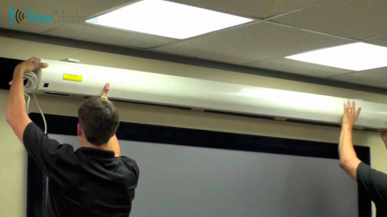 Instalación de pantalla de proyección en pared