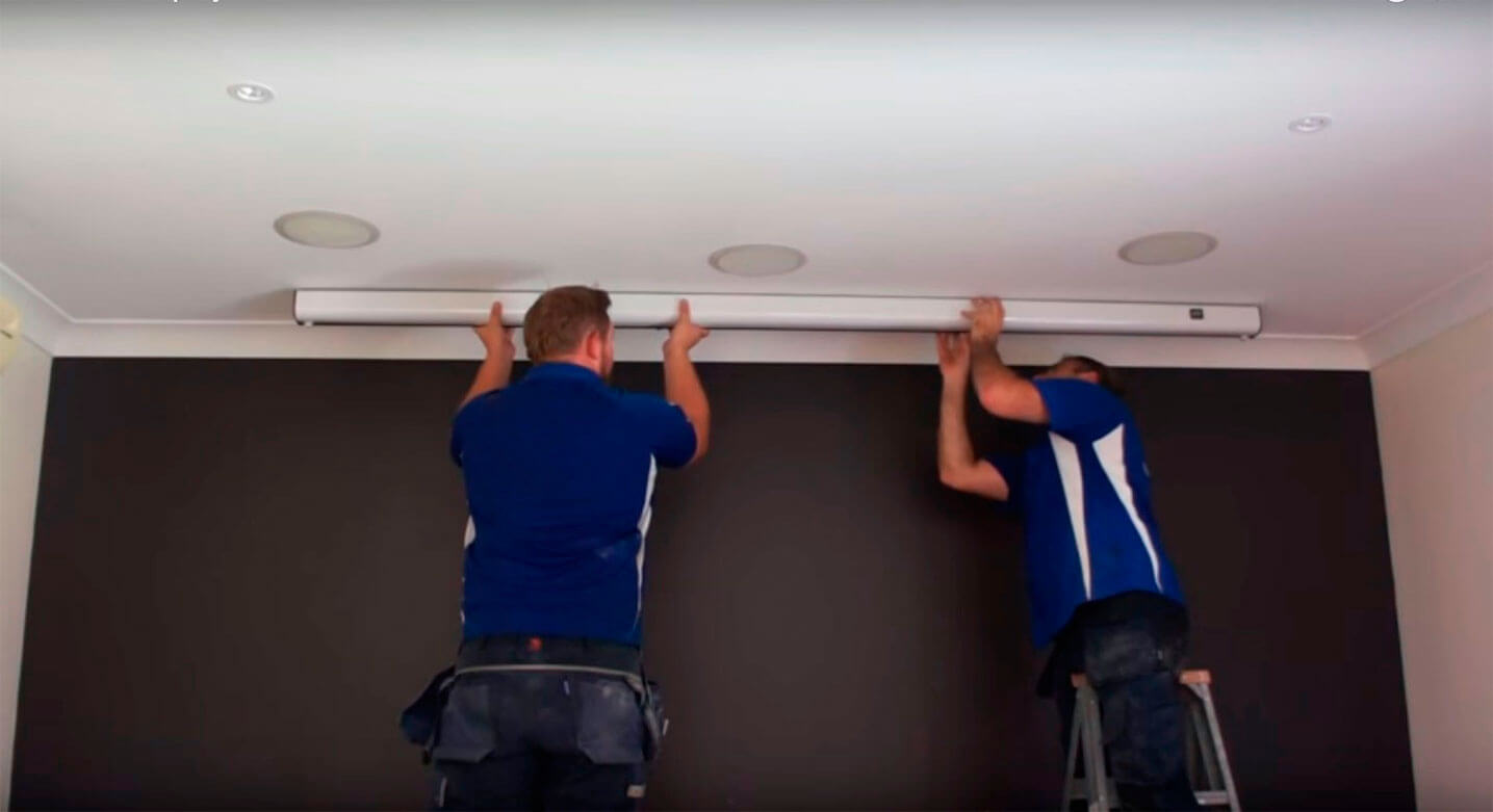 Instalación de pantalla de proyección en Techo